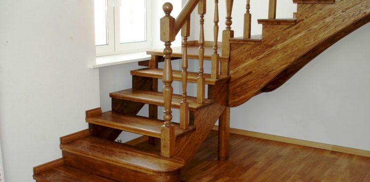 Деревянные лестницы: в чем преимущества и особенности таких конструкций?